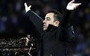 Xavi descubrió que Maradona lleva la pelota con su pierna "mala". (Reuters)