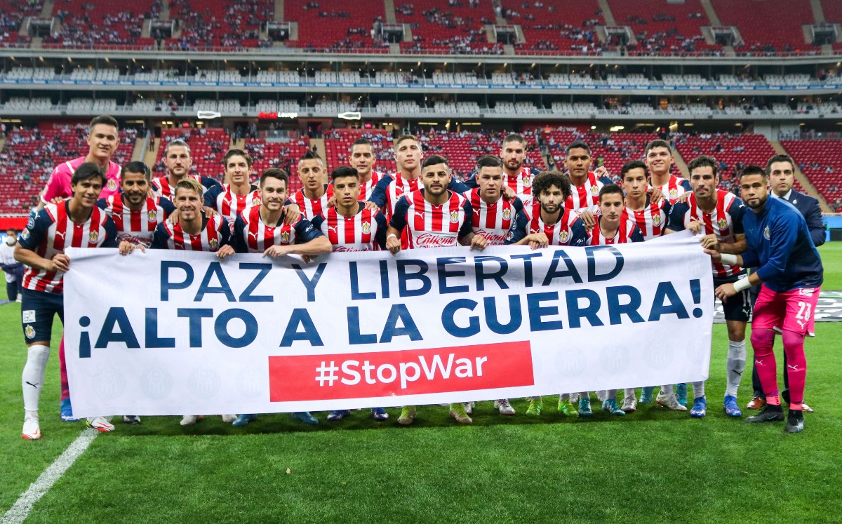 Así fue la manta que mostró el cuadro tapatío a favor de la paz. FOTO: Imago7.
