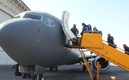 El avión ya despegó rumbo a Ucrania.
