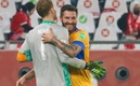 Gignac se abraza con el portero de Bayern. (Foto: Tigres)
