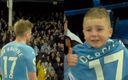 El pequeño posando con la playera de Kevin De Bruyne. (Captura)