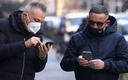 Personas utilizando sus móviles en Nueva York. (Reuters)