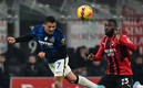 Alexis Sánchez pelea un balón ante Fikayo Tomori. Foto: AFP