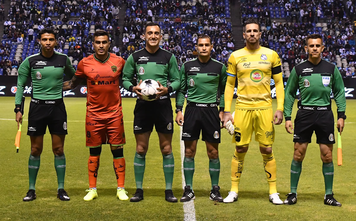 Lezcano (segundo de izquierda a derecha) salió como capitán de Bravos | Imago7