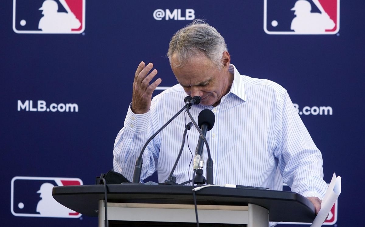 Rob Manfred ofreció una conferencia después de cancelar los primeros juegos. (AP)
