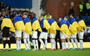 Jugadores del Everton portando banderas de Ucrania el pasado 26 de febrero. (Reuters)