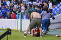Un aficionado del Atlas golpeado en el césped. (Fotos: Mexsport e Imago7)