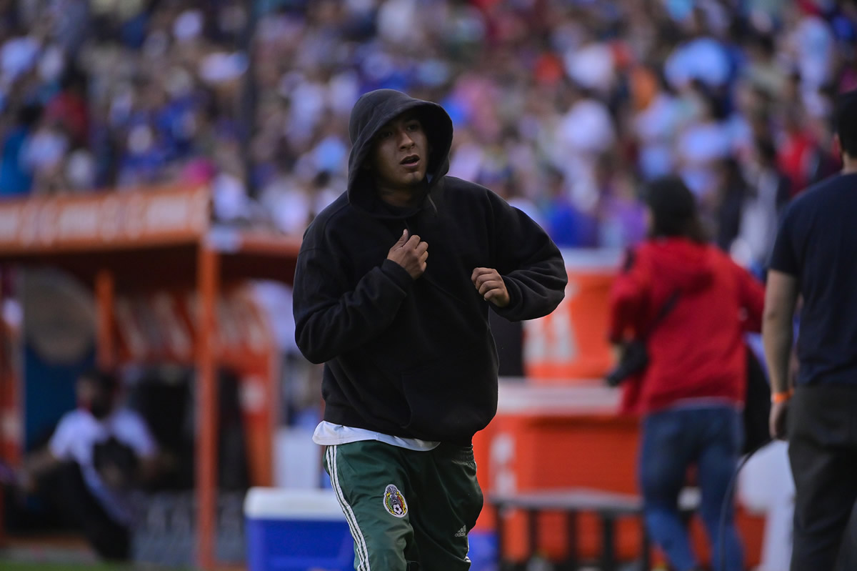 Aficionado encapuchado en la gresca. (Fotos: Mexsport e Imago7)