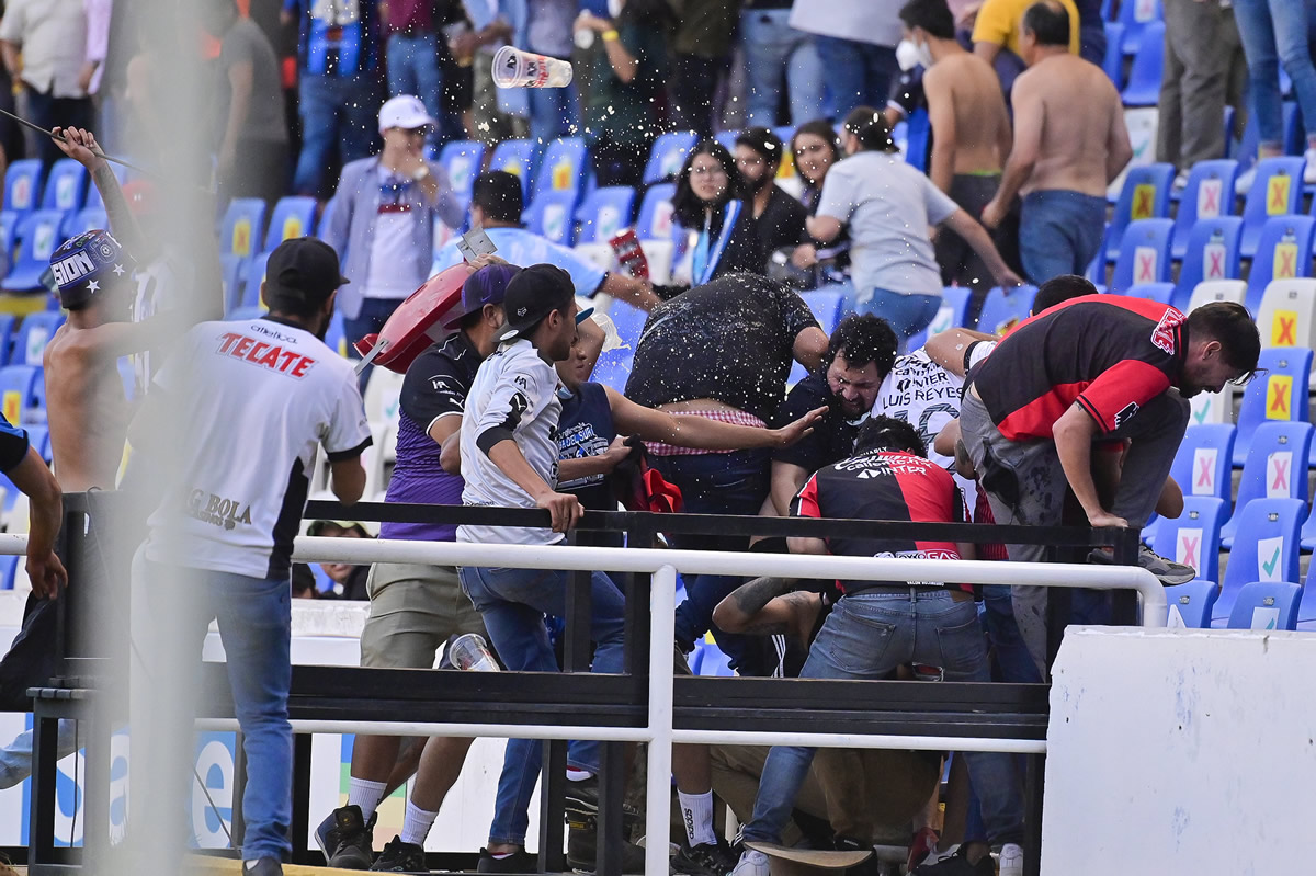 Los aficionados de Gallos saltaron a la zona de visitantes. (Fotos: Mexsport e Imago7)
