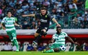 Angulo disputando un balón con Félix Torres. (Imago7)