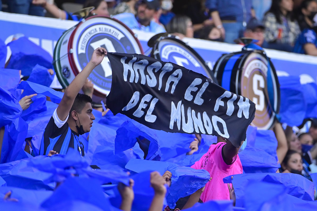 La barra de Gallos le ponía color antes de la violencia. (Fotos: Mexsport e Imago7)