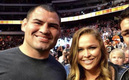 Caín Velásquez junto a Ronda Rousey.