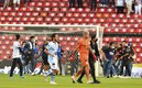 Erik Vera y Aguerre salen del campo de juego tras la invasión del campo. Foto: Mexsport