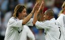 Sergio Ramos y Roberto Carlos. (AFP)