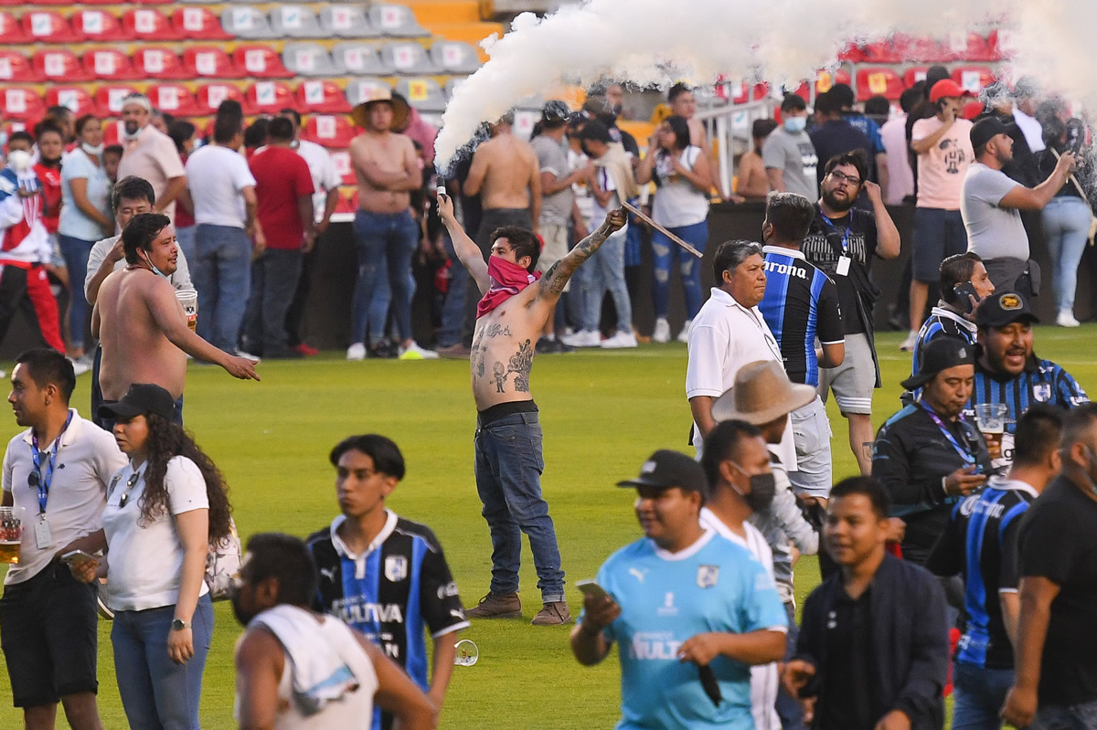 Victoriosos, los barristas del Querétaro. (Fotos: Mexsport e Imago7)