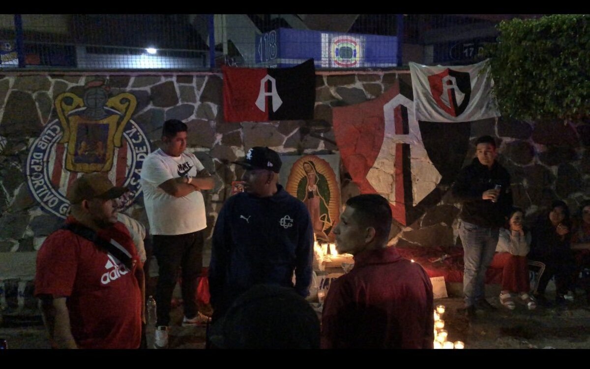 Aficionados de Chivas se reúnen en Estadio Jalisco para apoyar a Atlas