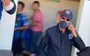 El policía se queda hablando con el celular y no voltea para nada.