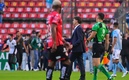 El timonel de Gallos ayudó a los aficionados del equipo rival. (Foto: Imago7)