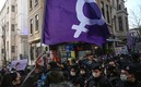 Las banderas moradas ondearon en el Día Internacional de la Mujer. Foto: AFP