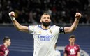 Karim Benzema celebra uno de sus tres goles ante el PSG. FOTO: AFP.