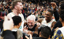 El Coach Pop celebró con sus jugadores | Reuters