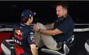 Checo Pérez y Christian Horner. (Reuters)