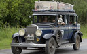 La familia Zapp a bordo de su vehículo modelo 1928. (AFP)