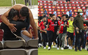 Fan de Atlas protege a su familia en La Corregidora. (Foto: Especial / Mexsport)