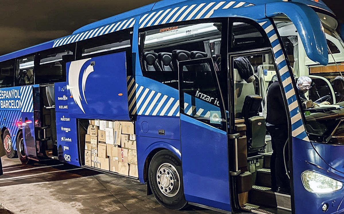 El autobús del Espanyol llevó ayuda a Ucrania.