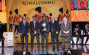 Ronaldinho acudió a la ceremonia | Twitter @famasalon