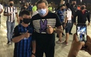 Piojo se tomó fotografías con los aficionados. (Foto: Jorge Rosales)