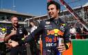 Christian Horner desea suerte a Checo Pérez (Reuters)