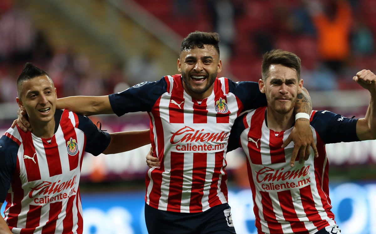 Alvarado, Vega y Angulo buscarán los goles de Chivas. (Foto: Mexsport)