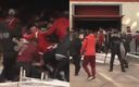 Así fue la bronca entre policías y aficionados. (Capturas)