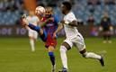Real Madrid y FC Barcelona se mide en la cancha del Estadio Santiago Bernabéu (EFE)