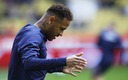 Neymar calentando previo al duelo que el PSG perdió 3-0 contra Mónaco. (Reuters)