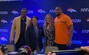 Miembros de los Denver Broncos presentes en la conferencia de prensa. (Mediotiempo)
