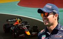 Checo Pérez saldrá en la primera posición este domingo en el GP de Arabia Saudita. FOTOS: AFP.