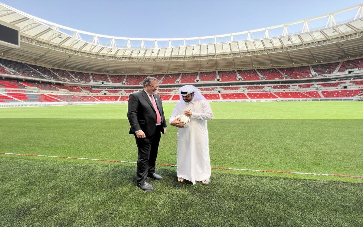 Ebrard en su visita al 'estadio mexicano'. (@m_ebrard)