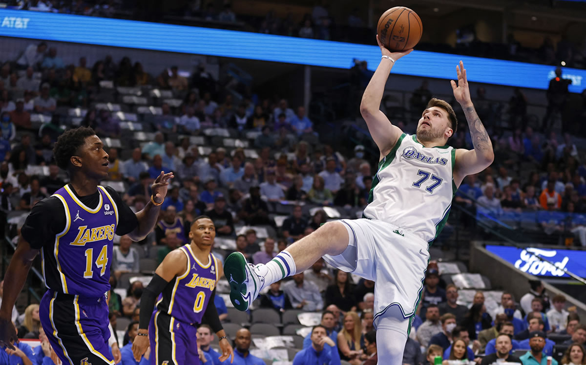 Luka Doncic brilla con triple-doble en paliza de Mavericks a Lakers