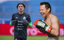 Chávez promocionó la loción de Ochoa. (Fotos: Mexsport y JC Chávez)