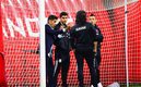 Jorge Campos platica con Carlos Acevedo en el Estadio Azteca. (FOTO: Mexsport)