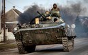 Militares rusos en Ucrania a bordo de un tanque. (AFP)