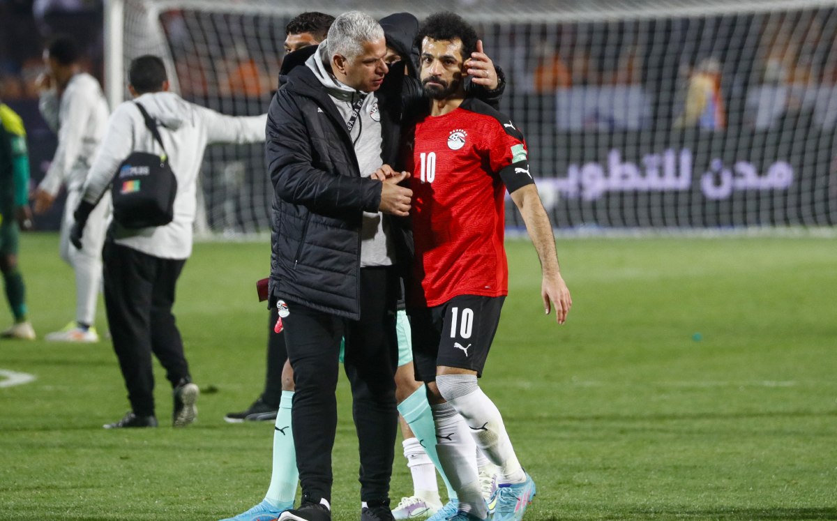Mohamed Salah tras caer contra Senegal. (FOTO: AFP)