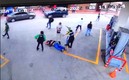La cámara de seguridad captó la agresión a un aficionado. Foto: captura
