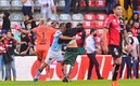 Aguerre y jugadores de Gallos intentaron calmar a los aficionados. Foto: Imago7