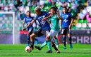 Ángel Mena pelea el balón contra Ángel Sepúlveda. Foto: Imago7