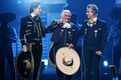 El legendario cantante mexicano volvió a subirse a un escenario en la ceremonia de los Grammys (FOTO: Twitter)