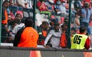 El equipo de seguridad escoltando a los individuos. (Captura de Twitter Liga MX)