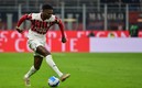 Rafael Leao luce la nueva playera en el duelo entre Milan y Bologna. Foto: AFP